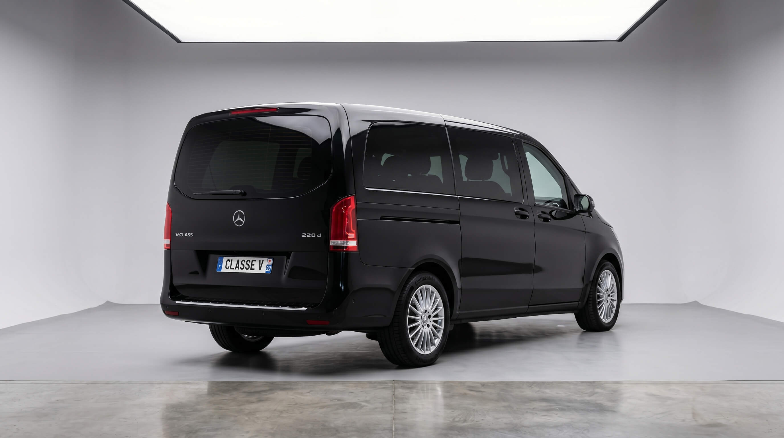 Mercedes Classe V noire chauffeur privé Paris — vue arrière 3/4