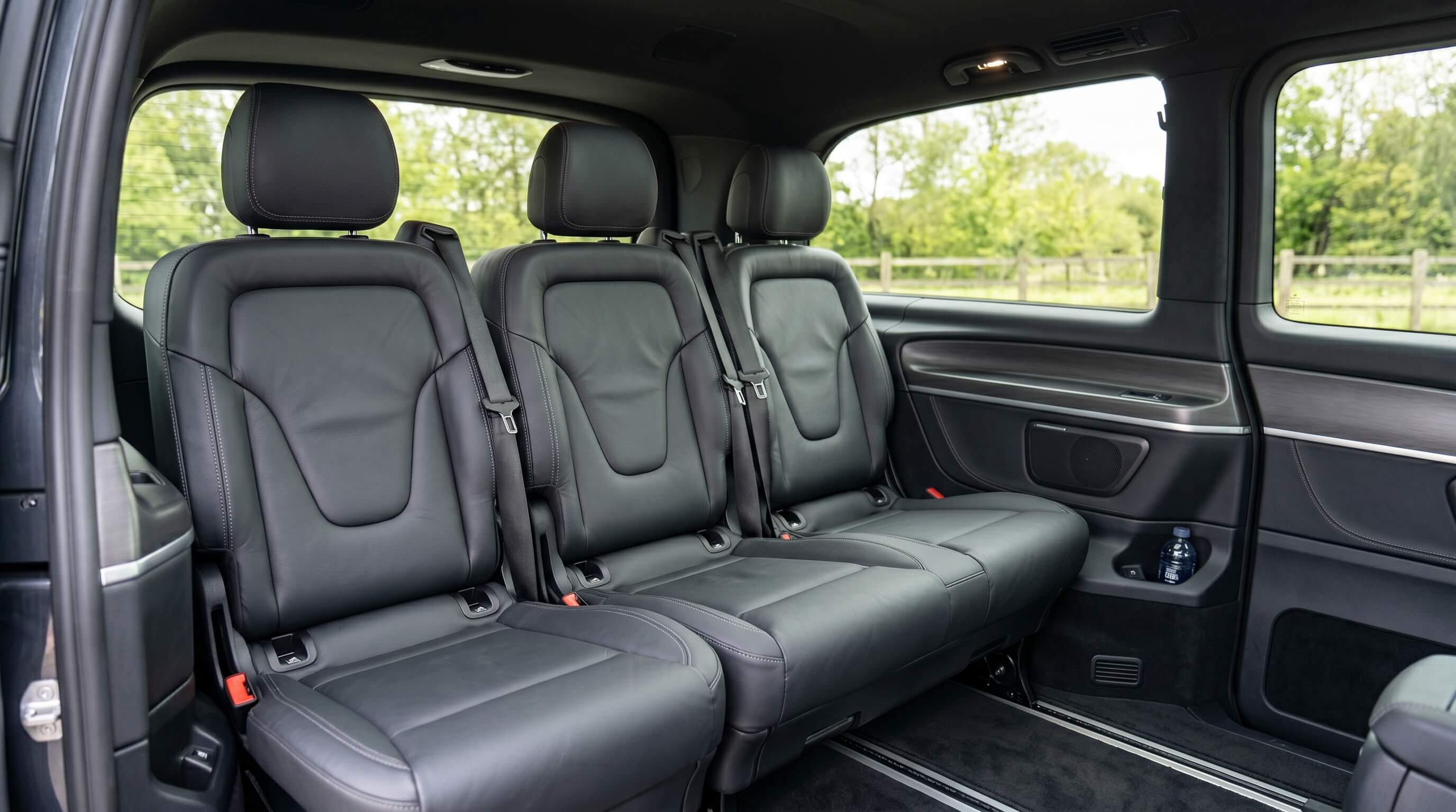 Intérieur Mercedes Classe V cuir noir chauffeur privé Paris — 7 places