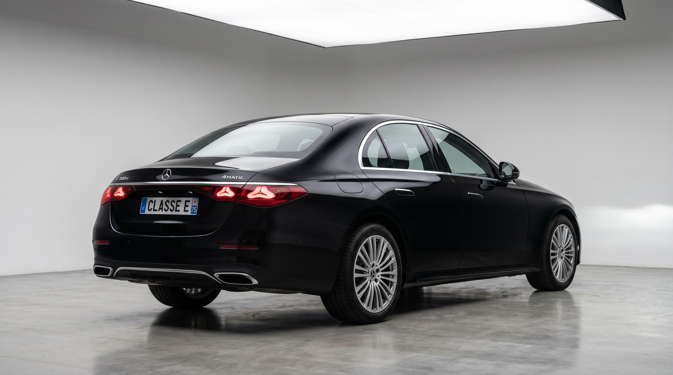 Mercedes Classe E W214 noire chauffeur privé Paris — vue arrière 3/4