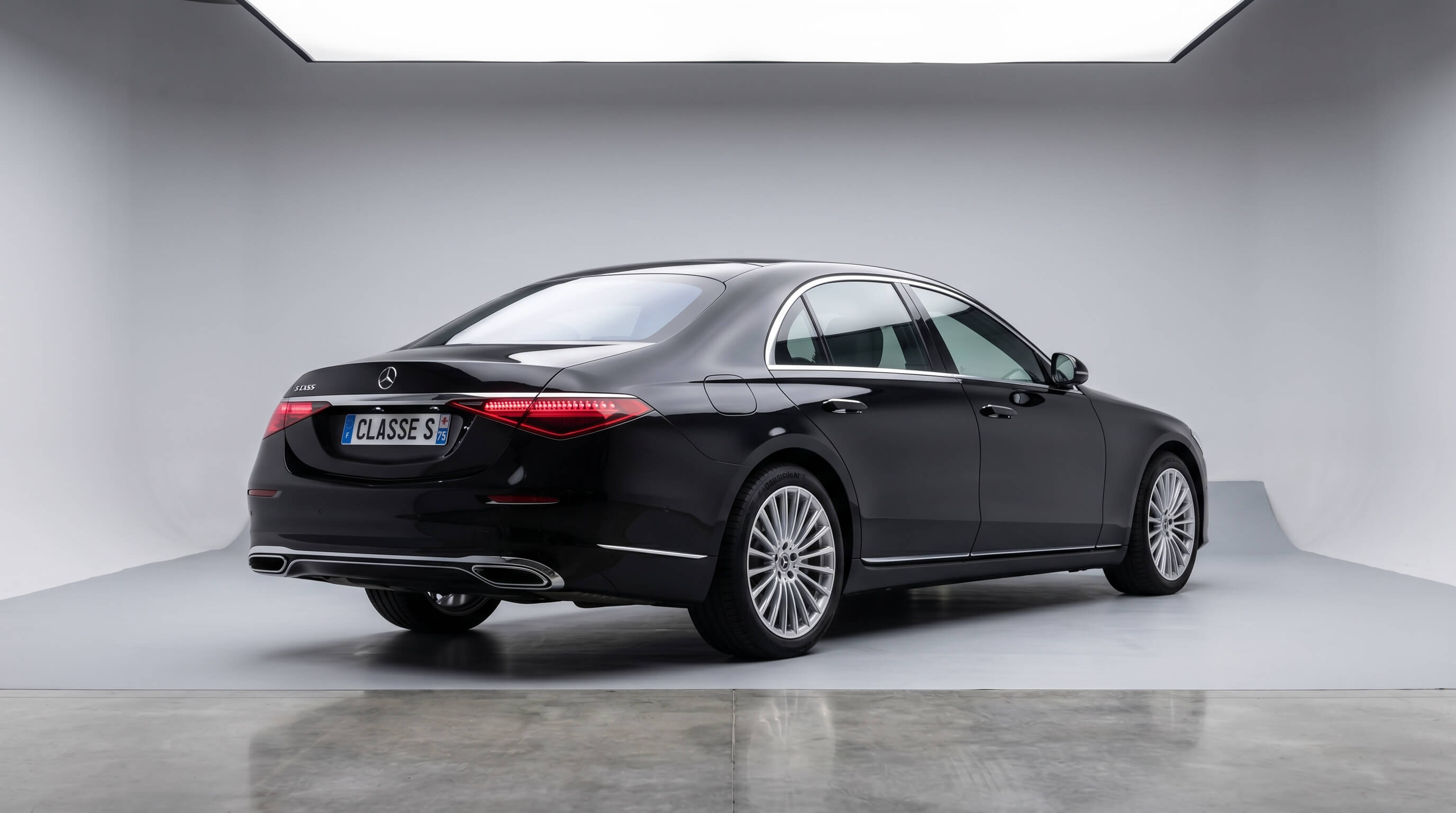 Mercedes Classe S W223 noire chauffeur VIP Paris — vue arrière 3/4