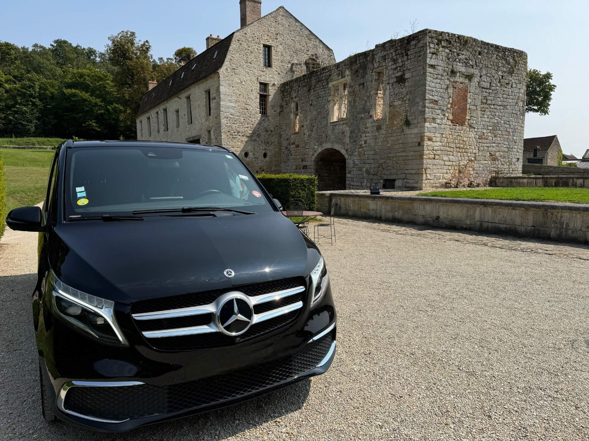 Mercedes longue distance chauffeur privé Paris — devant abbaye historique — Monaco Megève Deauville
