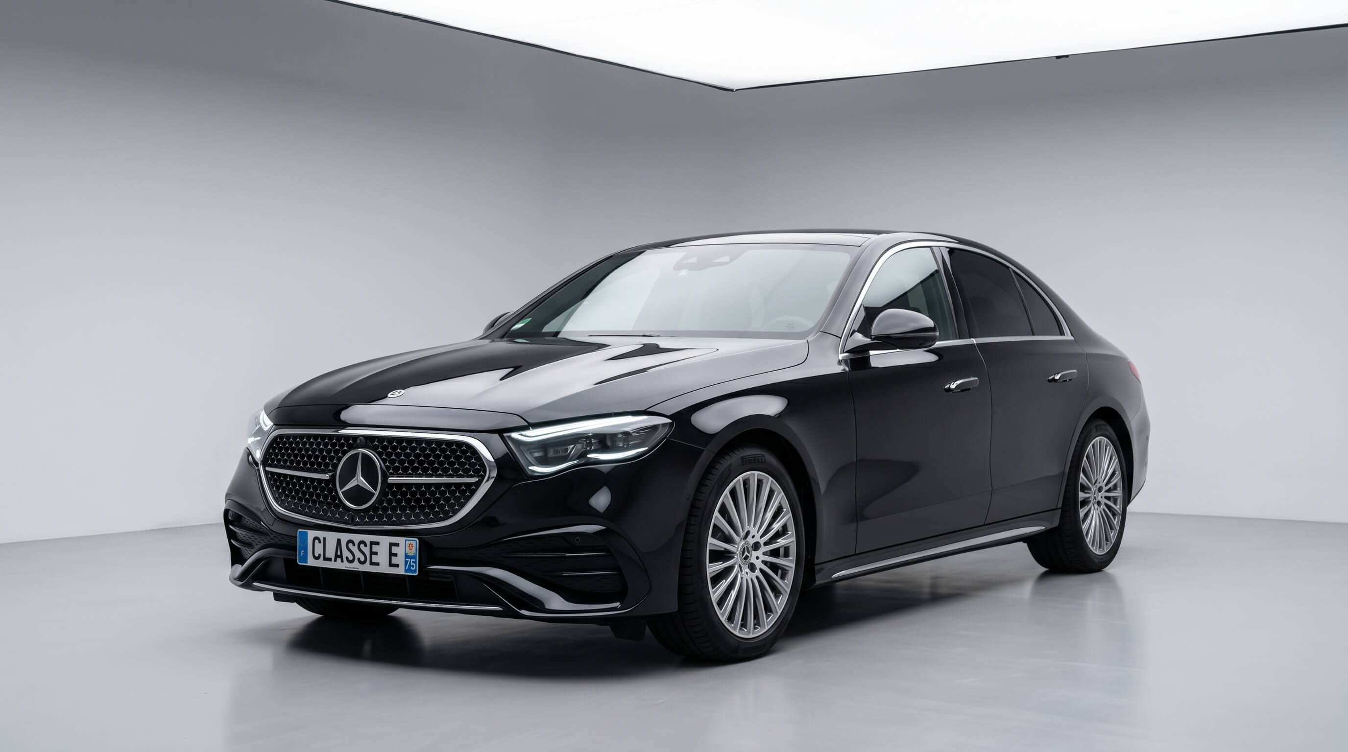 Mercedes Classe E W214 noire chauffeur privé Paris — vue avant 3/4