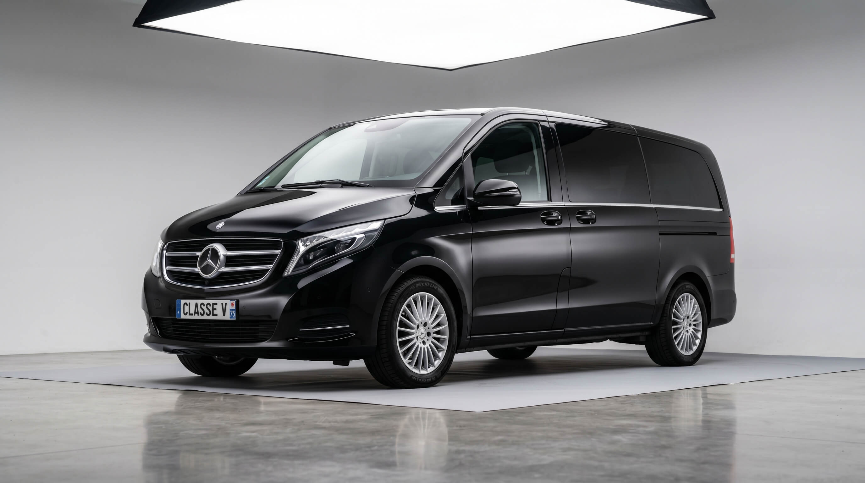 Mercedes Classe V noire chauffeur privé Paris — vue avant 3/4